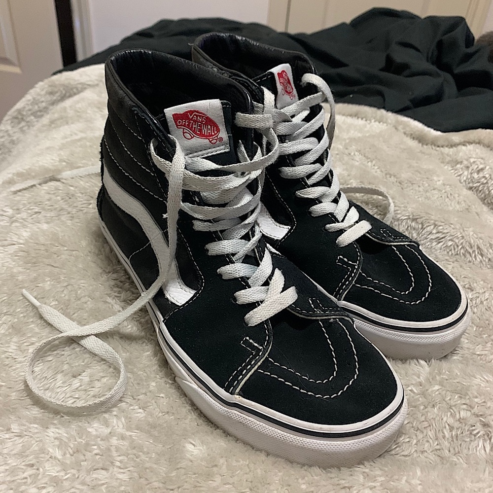 Classic Black and White Sk8-Hi hightop Vans 🖤🤍